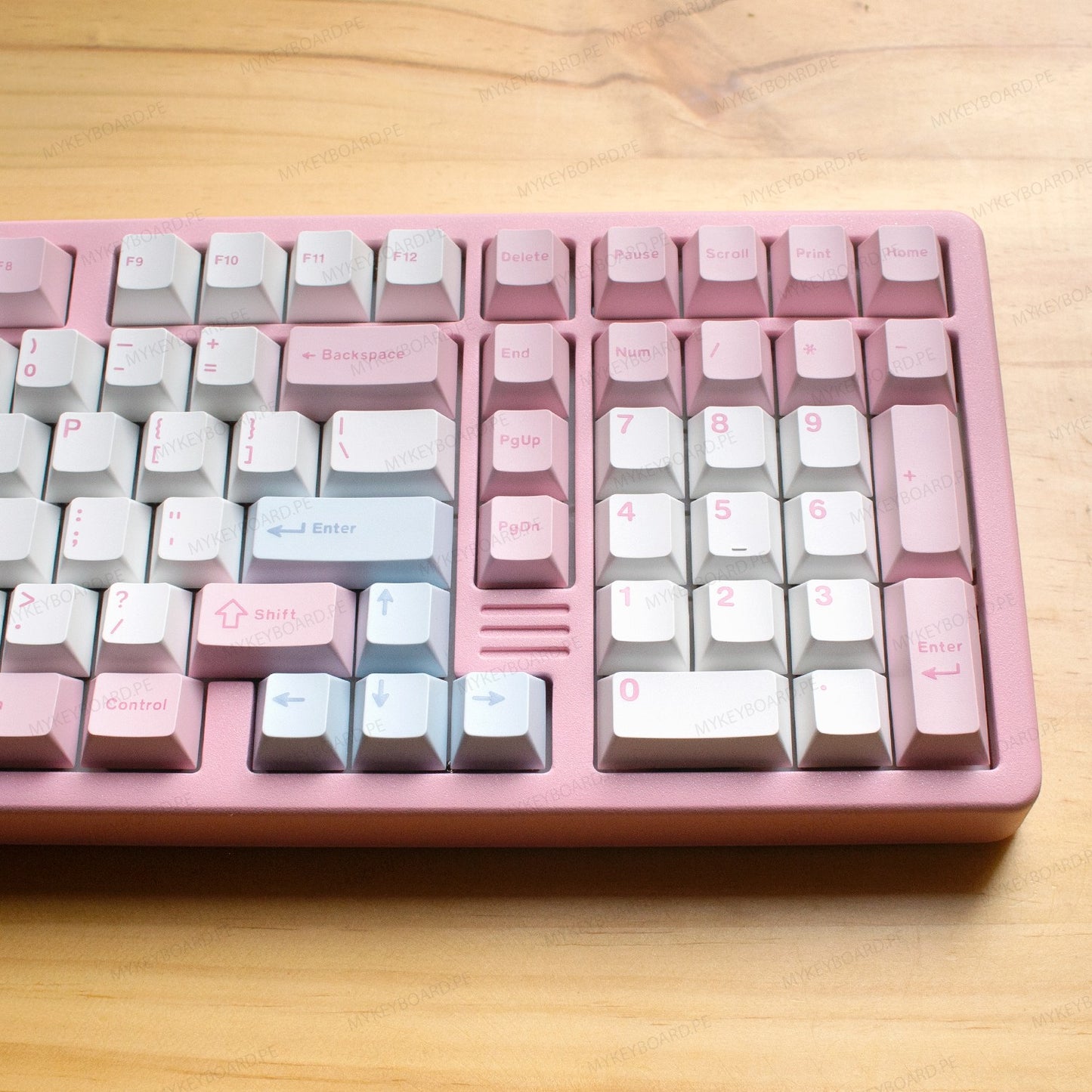 Teclado mecánico MyKeyboard YUNZII AL98 rosa con formato 98% y teclas PBT sobre una superficie de madera