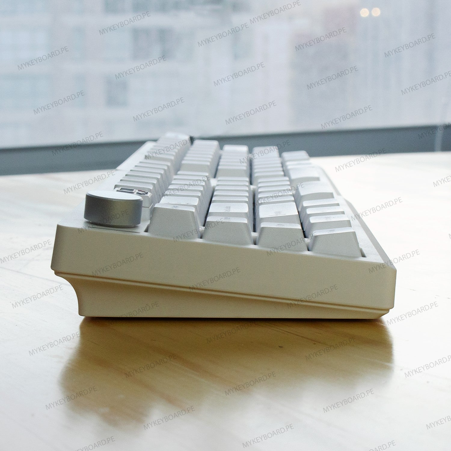 Teclado mecánico MyKeyboard ZUOYA GMK70 blanco formato 65% con perilla de volumen y switches lineales