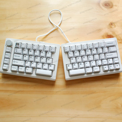 Teclado mecánico MyKeyboard ZUOYA GMK70 65% dividido en color blanco con perilla de volumen y switches lineales