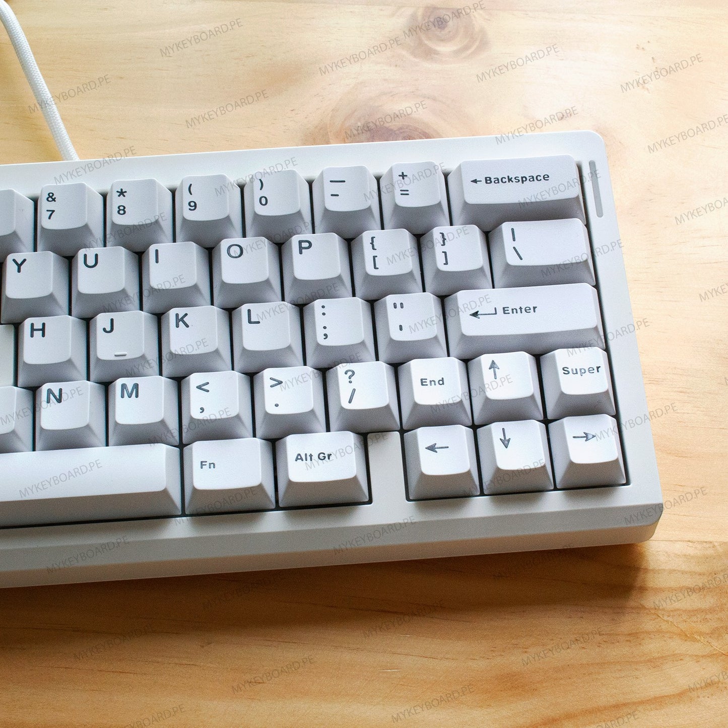 Teclado mecánico MyKeyboard ZUOYA GMK70 65% blanco con teclas BOW y perilla de volumen sobre superficie de madera